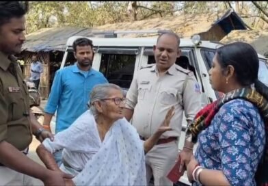 অসুস্থ ছেলেকে বেসরকারি হাসপাতালে দেখতে এসে পথ হারালেন বৃদ্ধা, পাশে পুলিশ, পৌঁছালেন ঠিক জায়গায়