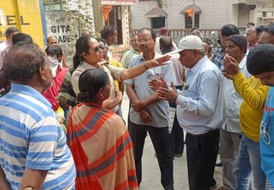 নিম্নমানের সামগ্রী দিয়ে রাস্তা তৈরীর অভিযোগ, বিক্ষোভ