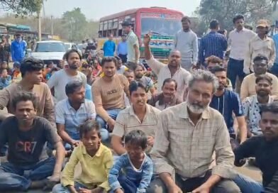 পানীয় জলের দাবিতে জাতীয় সড়ক অবরোধ করে বিক্ষোভ