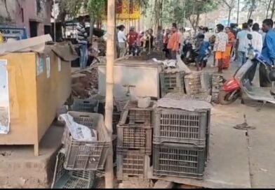 দুর্গাপুরে রাস্তার পাশে দোকানে নিয়ন্ত্রণ হারিয়ে হুড়মুড়িয়ে ” পুলিশ ” লেখা চারচাকা গাড়ি, ফল কিনতে এসে মৃত এক , আহত ৩