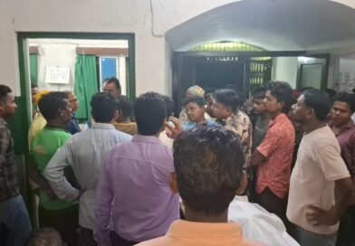 বিদ্যুৎস্পৃষ্ট হয়ে ঠিকা শ্রমিকের মৃত্যু, ক্ষতিপূরণের দাবিতে বিক্ষোভ