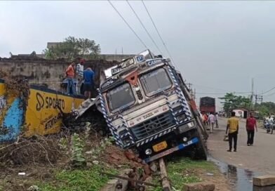 কুলটিতে নিয়ন্ত্রণ হারিয়ে জাতীয় সড়কে উল্টালো কয়লা ভর্তি ট্রাক