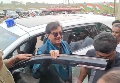 जामुड़िया में चुनाव प्रचार के दौरान सांसद शत्रुघ्न सिन्हा पर ‘नीली बत्ती’ विवाद, बीजेपी ने उठाए सवाल