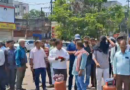 Asansol : LPG की किल्लत पर फूटा लोगों का गुस्सा, खाली सिलेंडर रखकर सड़क जाम