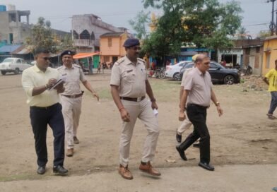 नियामतपुर में पुलिस ऑब्जर्वर ने किया बूथों का निरीक्षण