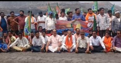 ডব্লুবিপিডিসিএলের কয়লাখনিতে বিক্ষোভ অবস্থানে বিজেপি প্রার্থী, একাধিক দাবি ও অত্যাচারের প্রতিবাদ