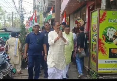 আসানসোল বাজার এলাকায় প্রচারে তৃণমূল প্রার্থী মলয় ঘটক