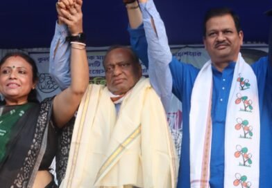 প্রার্থীকে নিয়ে কর্মী সভা কুলটির প্রাক্তন বিধায়ক উজ্জ্বল চট্টোপাধ্যায়ের