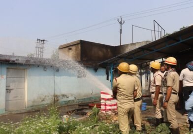 গাড়ি সার্ভিসিং সেন্টারে ভয়াবহ আগুন, এলাকায় আতঙ্ক