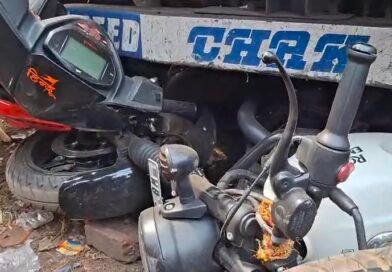 নিয়ন্ত্রণহীন ডাম্পার  একটি স্করপিও ও এরপর পরপর তিনটি বাইককে মারল ধাক্কা