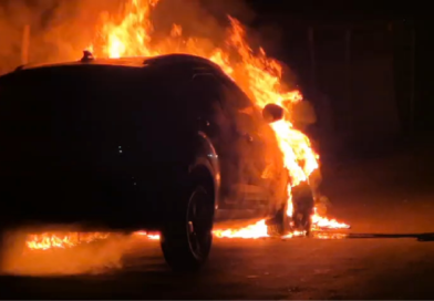 হটাৎ চলন্ত গাড়িতে ভয়াবহ আগুন একটুর জন্য রক্ষা পেলেন চালক