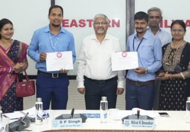 নিরাপত্তায় সতর্কতা ও দৃষ্টান্তমূলক কাজ দুই কর্মীকে সংবর্ধনা পূর্ব রেলের জেনারেল ম্যানেজারের