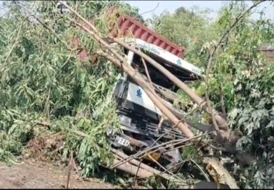 দুর্গাপুরে ১৯ নং জাতীয় সড়কের ঘটনা  নিয়ন্ত্রণ হারিয়ে উল্টালো পণ্যবাহী কনটেনার