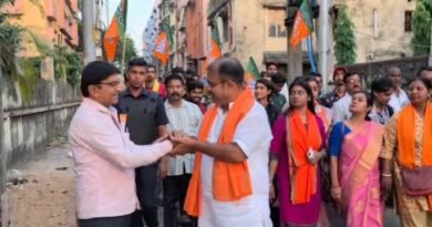 আসানসোলে ভোট প্রচারে বিজেপি প্রার্থী কৃষ্ণেন্দু মুখোপাধ্যায় এলাকায় ঘুরে জনসংযোগ