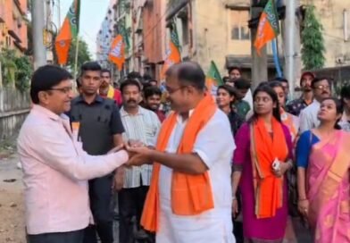 আসানসোলে ভোট প্রচারে বিজেপি প্রার্থী কৃষ্ণেন্দু মুখোপাধ্যায় এলাকায় ঘুরে জনসংযোগ