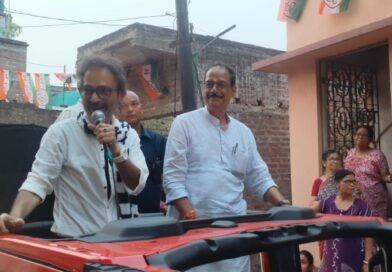 আসানসোলে মলয় ঘটকের হয়ে ভোটের প্রচারে নচিকেতা চক্রবর্তী