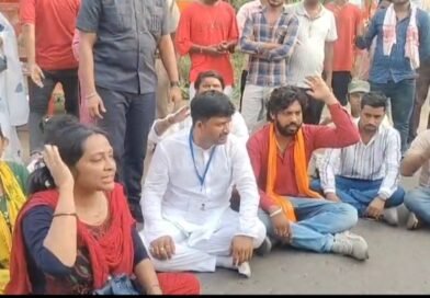 দুর্গাপুরে তৃণমূল ও বিজেপি কর্মীদের মধ্যে বচসা ও সংঘর্ষ  প্রতিবাদে ধর্ণায় পদ্ম প্রার্থী