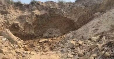 মাটি চাপা পড়ে শ্রমিকের মৃত্যু, ক্ষতিপূরণের দাবিতে বিক্ষোভ