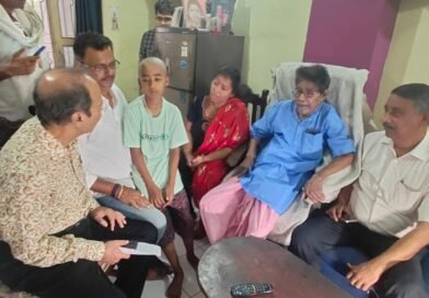 আসানসোলে খুন হওয়া দলের কর্মীর বাড়িতে অধীর চৌধুরী  ভোট পরবর্তী হিংসা নিয়ে তৃণমূলকে আক্রমণ