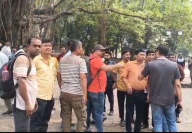 দুর্গাপুরে বিক্ষোভ  বাস না পেয়ে বিপাকে ভোট কর্মীরা