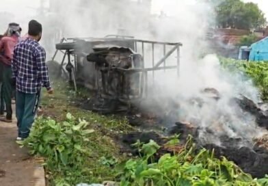 কুলটিতে চাঞ্চল্য  বিদ্যুৎবাহী তারের সংস্পর্শে খড় বোঝাই পিকআপ ভ্যানে আগুন