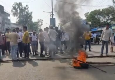 আসানসোলে ঝড়ে ইলেকট্রিক খুঁটিতে ভেঙে পড়েছে গাছ  প্রায় ২৪ ঘন্টা ধরে বিদ্যুৎহীন এলাকা  টায়ার জ্বালিয়ে জিটি রোড অবরোধ, বিক্ষোভ