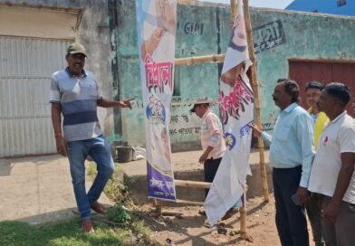 বারাবনিতে তৃণমূল প্রার্থীর ফ্লেক্স ছেঁড়াকে কেন্দ্র করে উত্তেজনা, কাঠগড়ায় বিজেপি