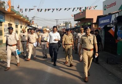 बाराबनी के गांव में डीएम और सीपी ने किया दौरा, मतदाताओं से की बातचीत