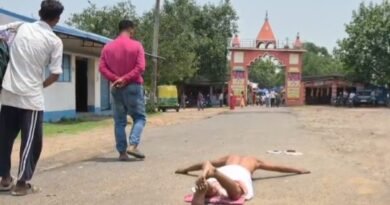 শুভেন্দু অধিকারীর মুখ্যমন্ত্রী হওয়া ও বারাবনিতে বিজেপির জয়  আসানসোলের মন্দিরে দন্ডি কেটে পুজো যুবকের