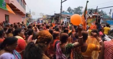 পান্ডবেশ্বরে বিজেপির বিজয় মিছিল, বিলি ঝালমুড়ি ও মিষ্টি