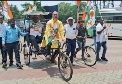 জ্বালানি ও সিএনজি গ্যাসের মূল্য বৃদ্ধির প্রতিবাদ বিক্ষোভ  দুর্গাপুরে রিক্সা চালালেন কংগ্রেসের জেলা সভাপতি