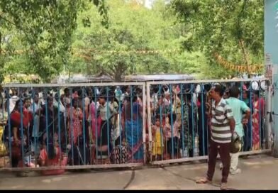 ভ্যাকসিন অমিল, দুর্গাপুর মহকুমা হাসপাতালে বিক্ষোভ, গেট অবরোধ রোগীর আত্মীয়দের