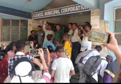 আসানসোল পুরনিগমের কুলটি বোরো কার্যালয়ে উত্তেজনা  জন্ম শংসাপত্র নিয়ে ক্ষোভ মহিলাদের