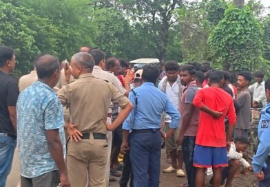 ক্রেসারের দূষণে অতিষ্ঠ অবস্থা, সাতসকালে সালানপুরে কারখানার গেটে  বিক্ষোভ গ্রামবাসীদের