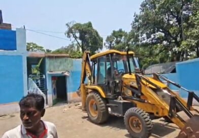 সেল আইএসপির জমিতে  অবৈধ নির্মাণ  বার্নপুরে বুলডোজারে ভাঙা হলো তৃণমূলের দুটি পার্টি অফিস