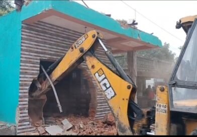 দুর্গাপুরেও তৃণমূলের কার্যালয়ে বুলডোজার  ডিএসপির উচ্ছেদ অভিযান ঘিরে চাঞ্চল্য