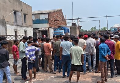 সুরক্ষা ও বকেয়ার দাবিতে সালানপুরে বেসরকারি কারখানায় বিক্ষোভ বৃহত্তর আন্দোলনের হুঁশিয়ারি