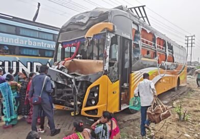রানিগঞ্জে পরিযায়ী শ্রমিক বোঝাই বাসে দুর্ঘটনা, মহিলা শিশু সহ আহত ৪