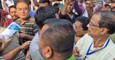 আসানসোল গণনা কেন্দ্রে উত্তেজনা, মলয় ঘটককে উদ্দেশ্যে বিজেপি কর্মীদের ” জয় শ্রীরাম ও চোর ” স্লোগান