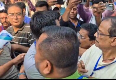 আসানসোল গণনা কেন্দ্রে উত্তেজনা, মলয় ঘটককে উদ্দেশ্যে বিজেপি কর্মীদের ” জয় শ্রীরাম ও চোর ” স্লোগান