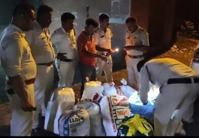রানিগঞ্জে পুলিশের বাজেয়াপ্ত বিপুল পরিমাণ গাঁজা, আটক গাড়ি