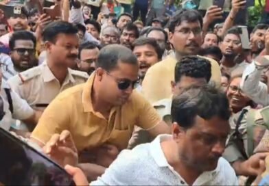 দুর্গাপুরে ধৃত তৃণমূল নেতাকে ঘিরে বিক্ষোভ, ” চোর চোর ” স্লোগান  তদন্তের স্বার্থে বাড়ি ও অফিসে নিয়ে গেলো পুলিশ