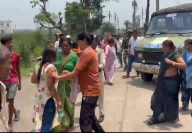 বিজেপি নেতার গ্রেফতারের দাবিতে অন্ডাল থানার সামনে মহিলাদের বিক্ষোভ  পুলিশের গাড়ির সামনে দাঁড়িয়ে প্রতিবাদ
