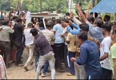 দুর্গাপুর থানা চত্বরে উত্তেজনা  ধৃত তৃণমূল নেতাকে লক্ষ্য করে ডিম ছুঁড়লেন বিজেপির কর্মীরা