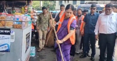 রাস্তায় নোংরা ফেললেই জরিমানা, দুর্গাপুরে ঝাড়ু হাতে পথে নেমে কড়া বার্তা মন্ত্রী অগ্নিমিত্রা পালের