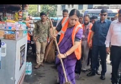 রাস্তায় নোংরা ফেললেই জরিমানা, দুর্গাপুরে ঝাড়ু হাতে পথে নেমে কড়া বার্তা মন্ত্রী অগ্নিমিত্রা পালের