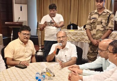 उद्योग विकास और पुनर्जीवन पर उद्योगपतियों के साथ मंत्री अजय कुमार पोद्दार की बैठक