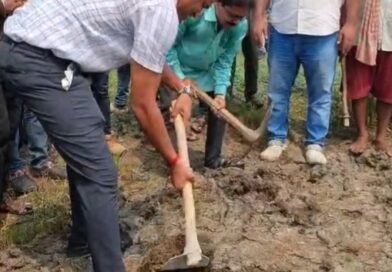 পশ্চিম বর্ধমানের অন্ডালে মাটি কেটে ১০০ দিনের কাজের সূচনায় জেলাশাসক