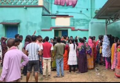 প্রতিশ্রুতির পাহাড়, কাজের দেখা নেই! জামুড়িয়ায় আসানসোল পুরনিগমের মেয়র পারিষদের বাড়ির সামনে মহিলাদের বিক্ষোভ