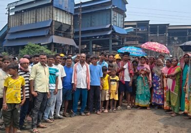 কারখানায় কর্মীর আঙুল কেটে যাওয়ার ঘটনা ঘিরে উত্তেজনা সালানপুরে ক্ষতিপূরণের দাবিতে গেট আটকে বিক্ষোভ গ্রামবাসীদের